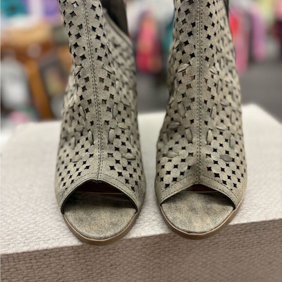 Maurices Ladies 8 Tallia Gray Peep Toe Booties - Picture 5 of 5